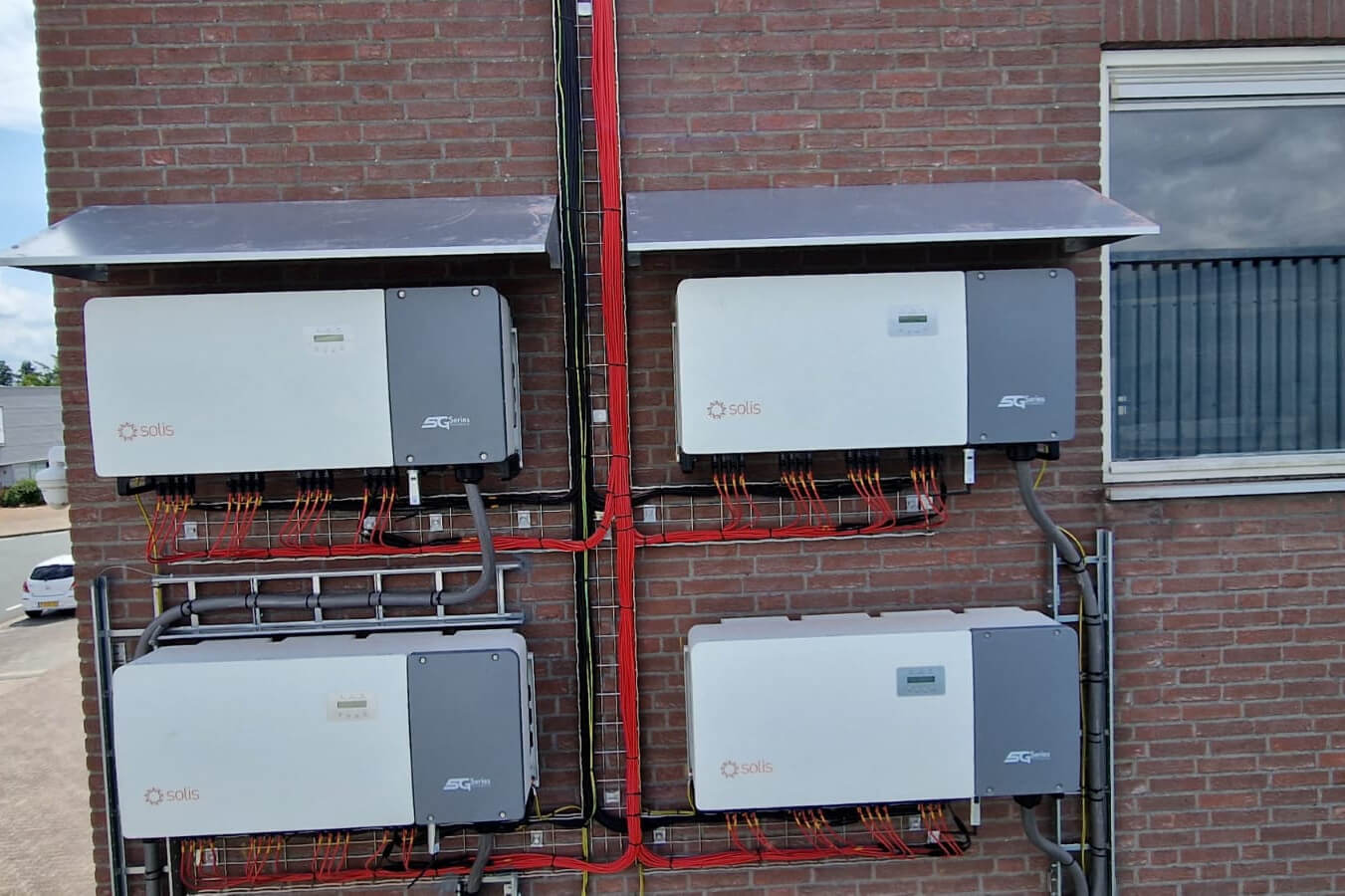 Zonneparken AC zijde aansluiten